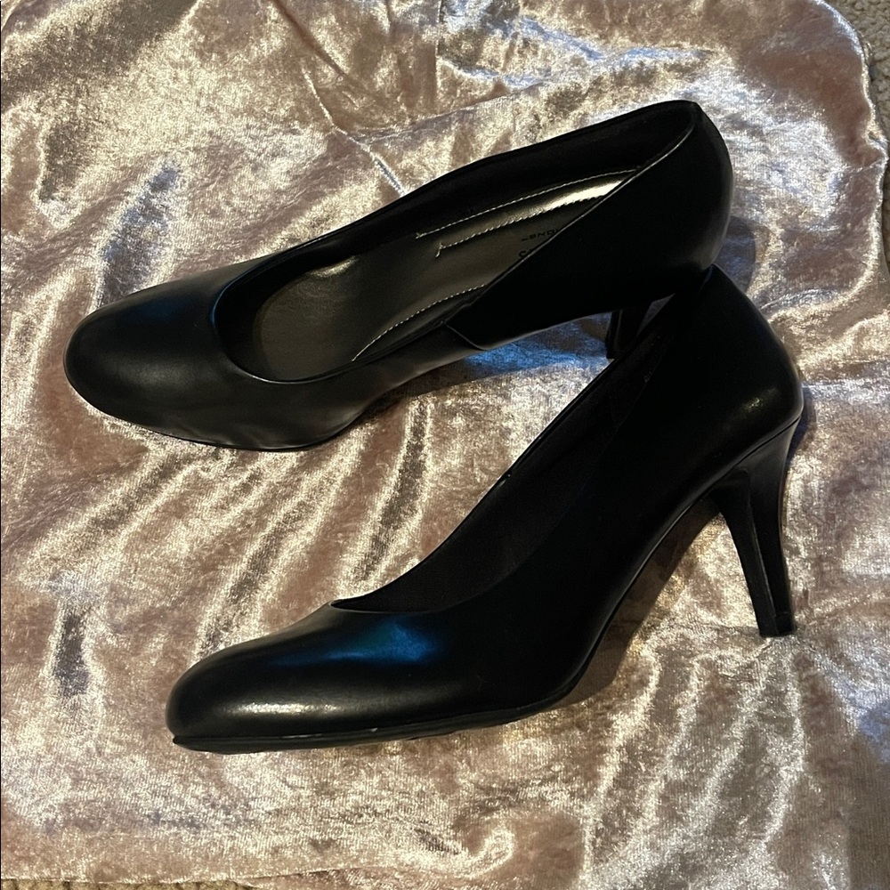 comfort plus by Predictions Black Sleek Mid-Heel Pump